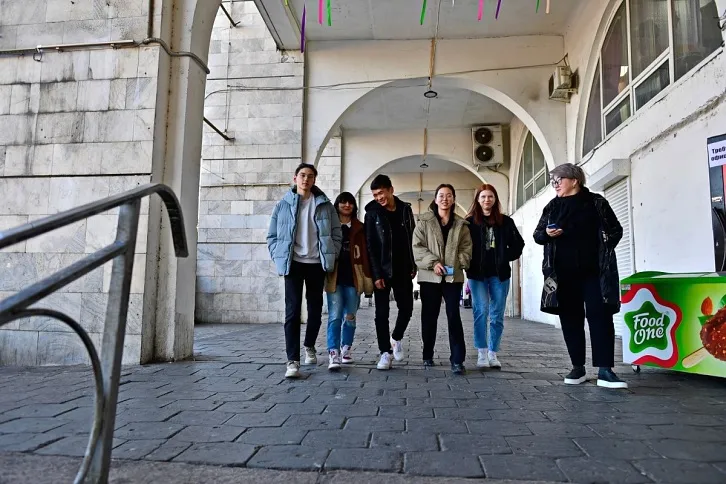 Kirgisistan-Studenten in einem Kurs von Personalmanagement