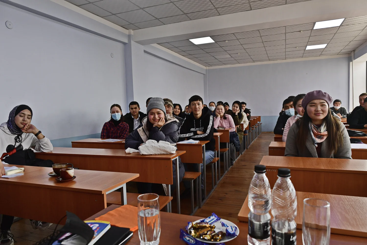 Kirgisistan-Studenten in einem Kurs von Personalmanagement
