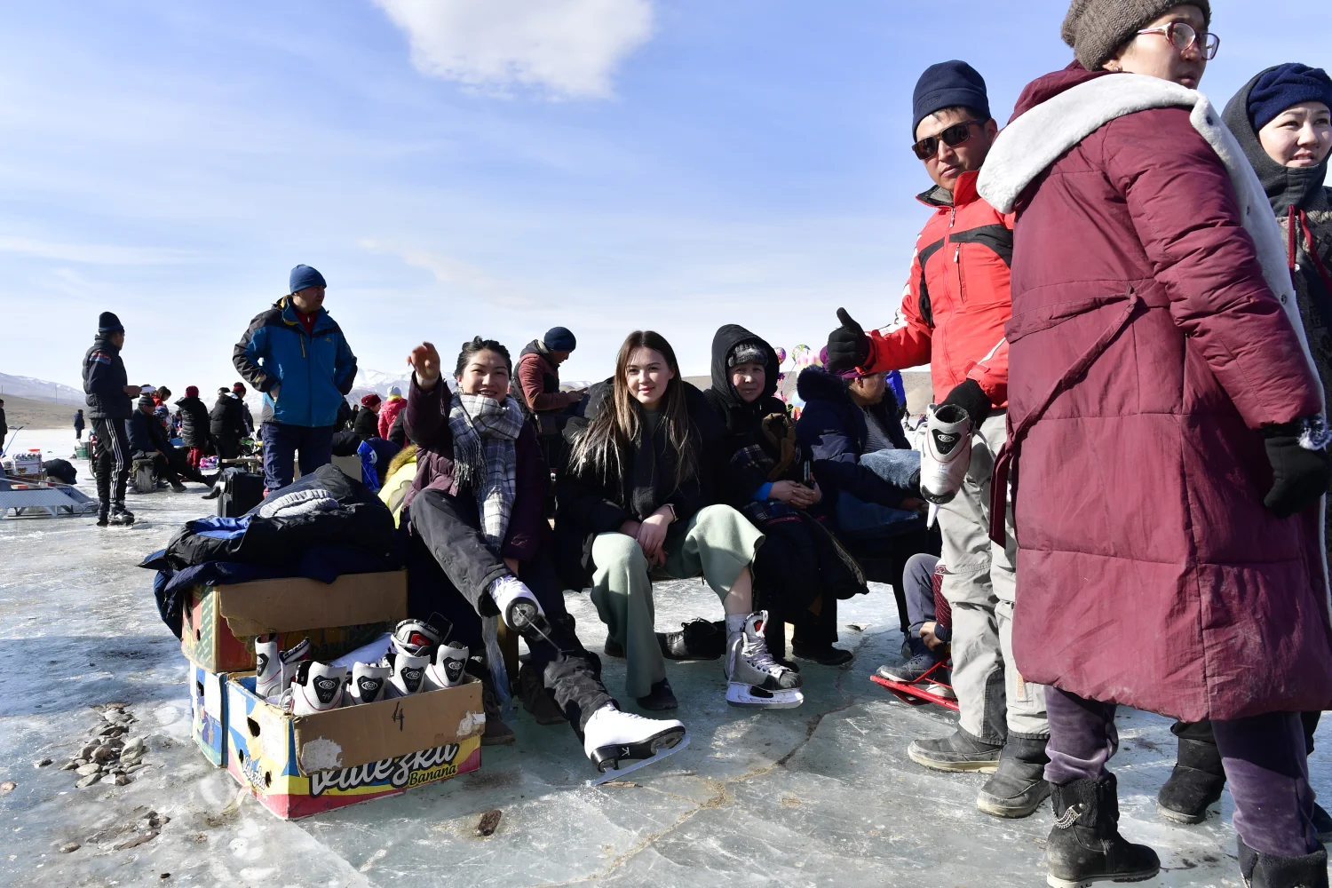 Menschen aus Kirgisistan posieren für ein Foto im Schnee