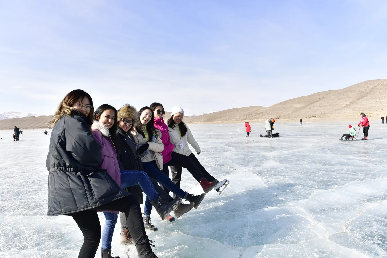 Menschen aus Kirgisistan posieren für ein Foto im Schnee