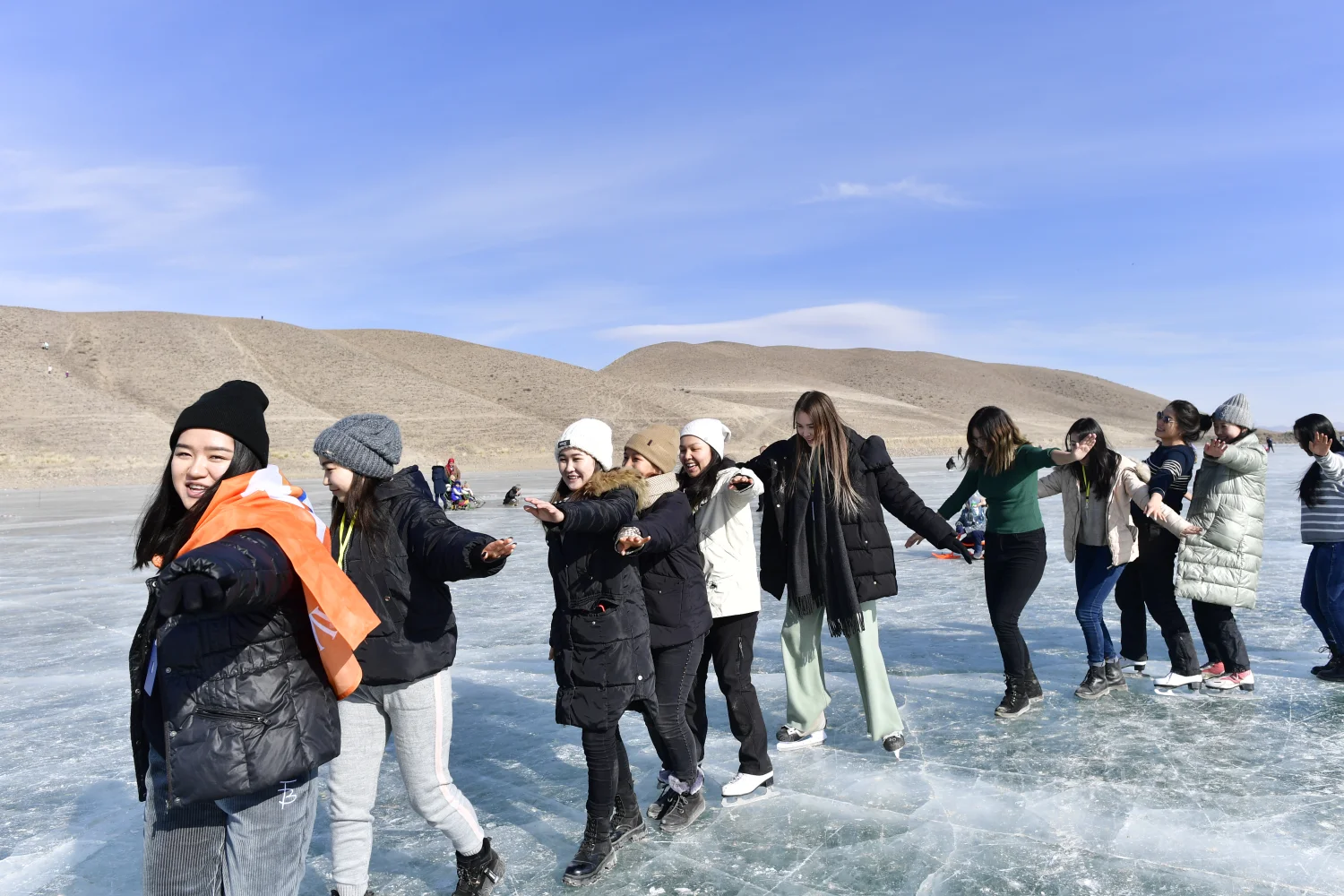 Menschen aus Kirgisistan posieren für ein Foto im Schnee