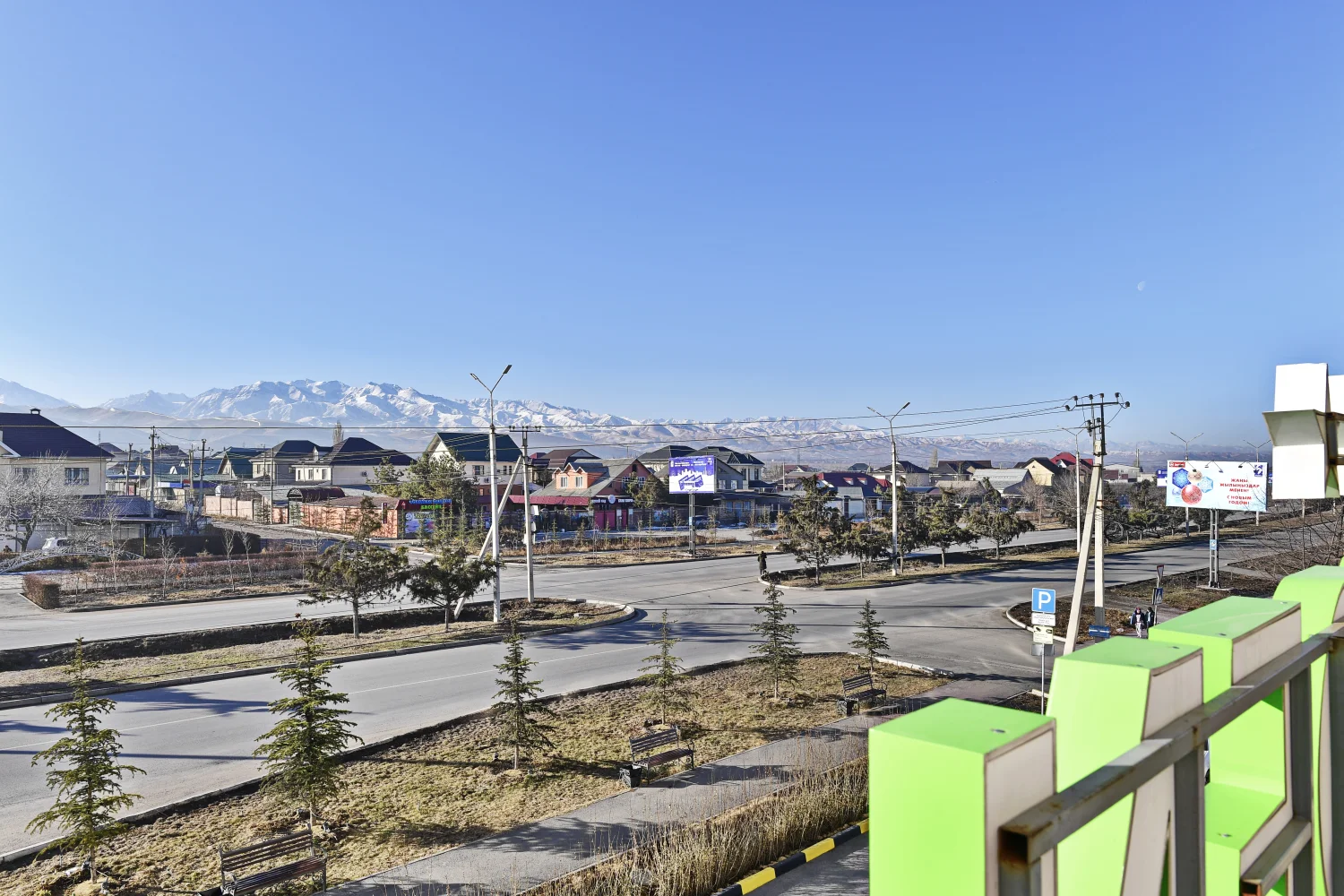 Blick auf die Stadt und die Berge